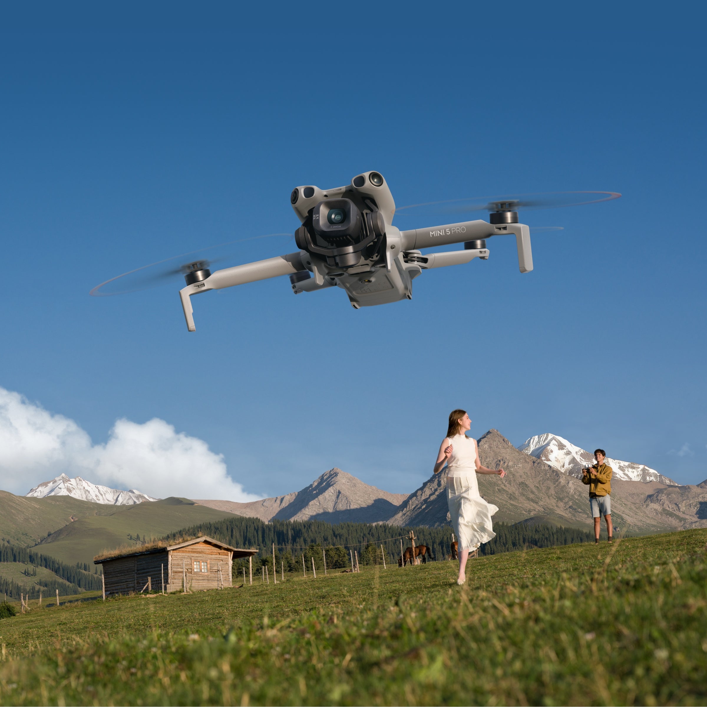DJI Mini 5 Pro vo vzduchu nad krajinou